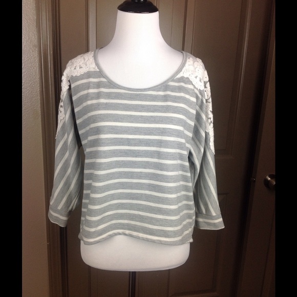 Maurice's Top Sweatshirt Small High Low Crochet - Picture 2 of 5